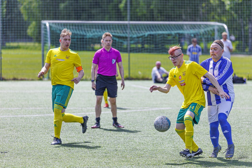 Erityisryhmien SM-turnauksen pelitilanne, jossa kamppaillaan pallosta.
